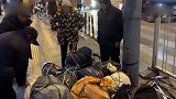 【陕西】七旬打工老人返乡：一年赚3万开销3000比种地轻松