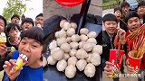农村小伙穿着羽绒服吃着雪糕真是爽