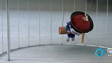 僵小鱼想从鸟笼里出来，被大头卡住了