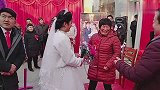 这个婆婆火了，司仪让婆婆抱一下儿媳，婆婆的举动让人想笑！