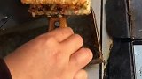 湘西最具代表风味小吃现烤锅巴，眼前这一幕，光是听声音就馋哭了