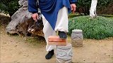 武当道长陈师行断砖上瘾，上演千斤坠