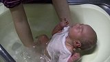 奶奶给新生小宝宝洗澡，宝宝在水里的反应好萌啊