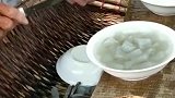 大爷几十年如一日，3块钱的凉粉吃到撑，从不涨价