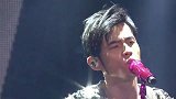 太难了！周杰伦演唱会现场一学生打灯补作业