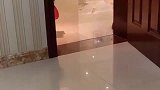 女主生病了，金毛照顾的很细心，真的很贴心