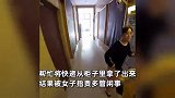 女子嫌快递塞太紧拿不出来冲快递员发飙，路人帮她取出反被怼：关你什么事