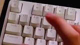 男子测试键盘，不料键盘发出了鸡叫