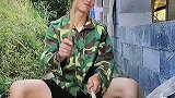 小伙自制架子鼓，在猪圈外和猪配合演奏，太会玩了每日一笑欢乐有