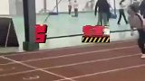 这是在跳高吗怎么把自己给挂上去了