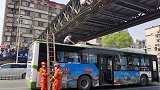男子跳桥轻生被路过公交接住 因误解母亲对自己疏忽照顾