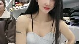 小姐姐在店里秀舞姿，身后大姐和她形成了鲜明的对比！