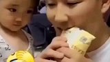 孩子还眼巴巴的看着，这爹也太坑娃了
