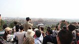 北京景山公园万寿亭游客排队一小时 只为在观礼台拍照留念