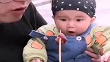 爸爸当着儿子的面吃肉，宝宝的这反应，真是太搞笑了