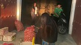 妈妈和姐姐晚上剥大蒜，小伙看见骑车就跑，妈妈揪着小伙耳朵回来