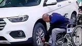 坐轮椅还不消停，大爷就是大爷