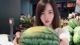 小姐姐：买个西瓜吧，我超喜欢吃西瓜，你不买，我就撒娇给你看