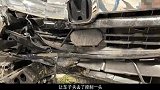 本田皓影失控撞上路灯杆，车主下车傻笑，路人：替车主捏一把冷汗