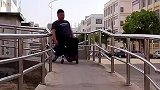 努力坚强的残疾小伙，不仅靠双手养活了一家，还自强成为了运动员