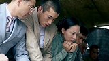 鬼子突然放行，万万没想到何辅堂疑惑下车查看，结果泪水湿了眼眶