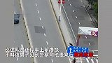 男子骑车玩手机不慎摔跤，见特警上前搀扶拔腿就跑，一查竟是网逃