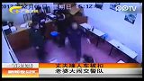 丈夫撞人车被扣.老婆大闹交警队