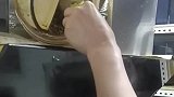 女子做完饭后，在油烟机管道发现一只兔子