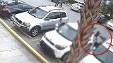 购物完突然遭抢劫 美国9岁女孩狂揍歹徒保护妈妈