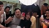 众目睽睽英雄救美,小姐姐害羞美滋滋