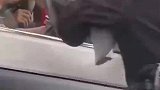 残疾男子在路口卖报纸，获得很多等红灯车主的支持