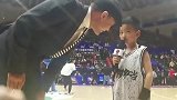 【PP体育在现场】阿的江接受小记者采访认真回答全场面带微笑