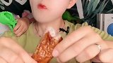 短发姑娘吃猪大肠，边吃边拉丝，这吃法看着真带劲
