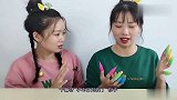 叫声“逗笔”别生气，没想能吃能写还能戴手指，俩美女太有意思了