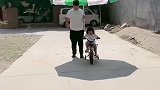 老公就是个女儿奴，头顶高温天气陪女儿出来骑车，父爱的力量太伟