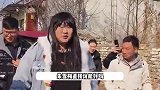 大衣哥女儿初二回娘家遭众人围观怼脸拍，当场怒怼：拍视频够你们吃药吗
