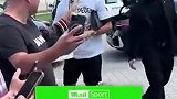 C罗给粉丝签名遇到球迷粗鲁合影面露不快