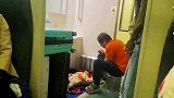 爸爸在火车上陪着宝宝，看起来格外温馨