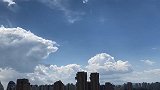 北京雨后天空高透 上演“白云流瀑”