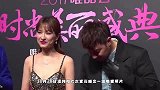 潘玮柏携太太参加品牌晚宴，宣云气质优雅，为老公和粉丝拍合照