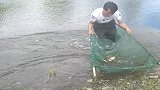 小伙子天天来我村逮鱼，河沟的水被他污染不说，鱼儿也快绝种了！