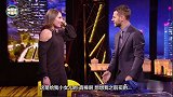 女神范! 国米队长出席脱口秀小露香肩  举出蓝黑球衣时满脸自豪