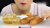 靓女吃蜂蜜，放在热狗上一起嚼