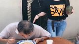 老爹在吃面条，不料女儿这样恶搞他，这还是小棉袄吗