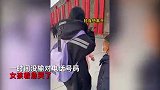 小女孩景区与家人走散，主动求助陌生人急哭，女子搭肩安慰帮寻家人
