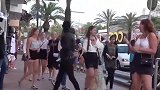 男子故意伪装成模特捉弄路人，路人非常的尴尬