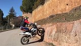 为什么山地摩托车能穿越垂直障碍物？