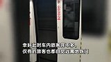 大连地铁5号线敞着门行驶，该线路刚开通12天，客服：正调查