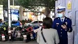 夜市摆摊遇迷妹加好友，消防员紧张得连连后退，迷妹步步紧逼！