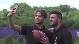 米兰造访明尼苏达维京人 库特罗内兴奋合影